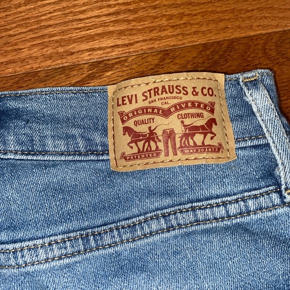 Levi’s 724 high rise straight crop 

-size 25
-color: medium wash - Picture 5 of 5